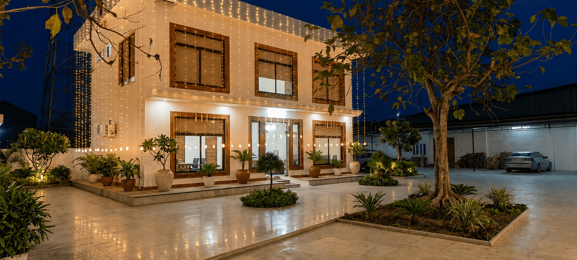 Green courtyard and villa-style building at Hotel Vasant